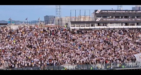 Torcida do Vasco em estádio lotado.