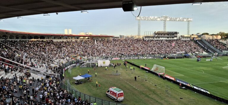 Torcida lotando estádio do Vasco.