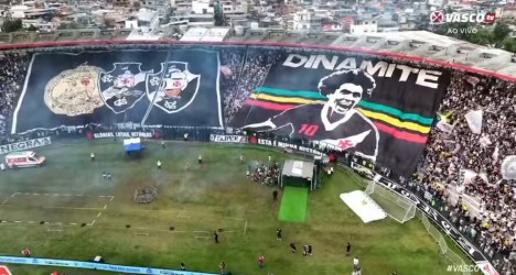 Torcida do Vasco comemorando no estádio.
