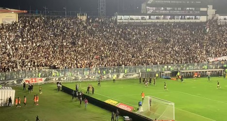 Torcida do Vasco em estádio lotado durante jogo.