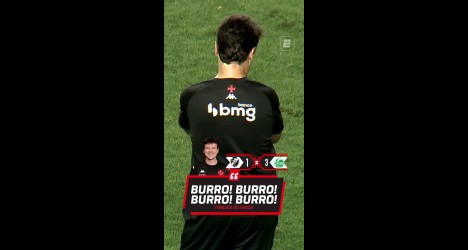 Jogador dirigente com uniforme do Vasco.