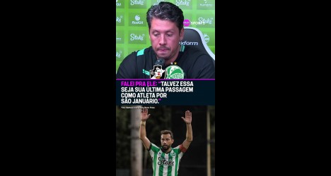 Homem falando em microfone com fundo verde.