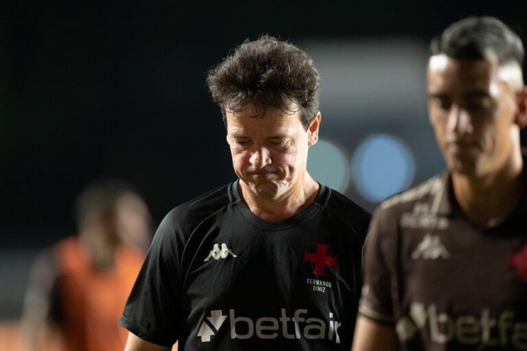 Jogador do Vasco com expressão pensativa em campo.