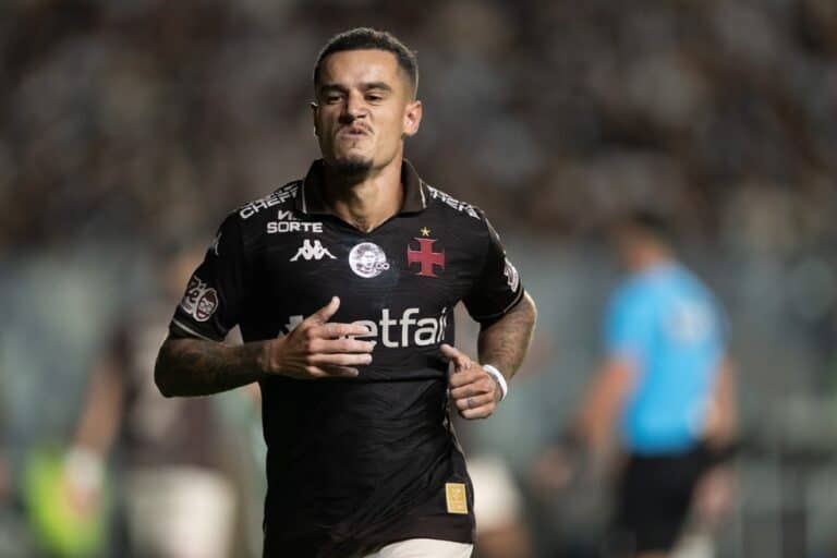 Jogador do Vasco correndo em campo.