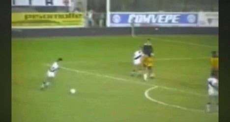 Jogador do Vasco em ação no campo de futebol.