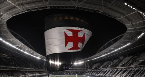 Bandeira do Vasco sendo içada no estádio.