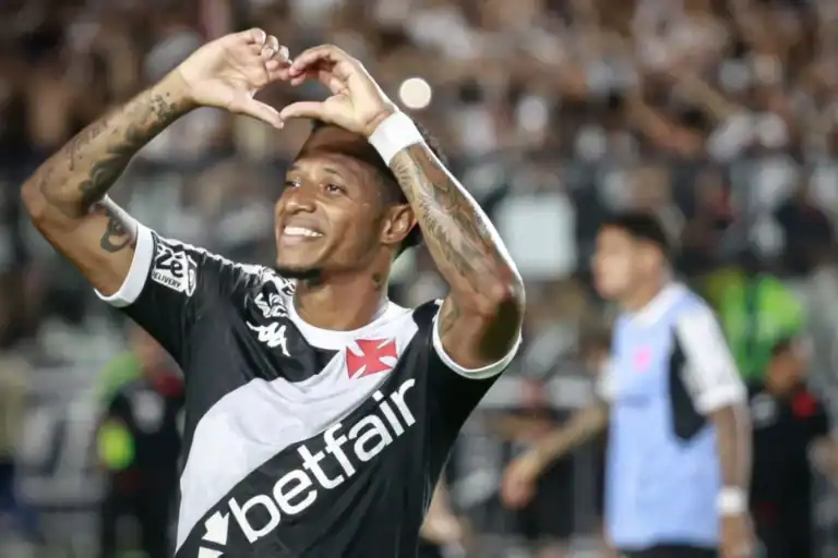 Jogador do Vasco comemorando gol com coração na frente do rosto.