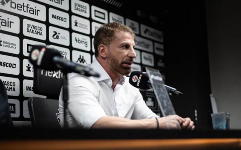 Vasco na sala de imprensa, presidente em entrevista.