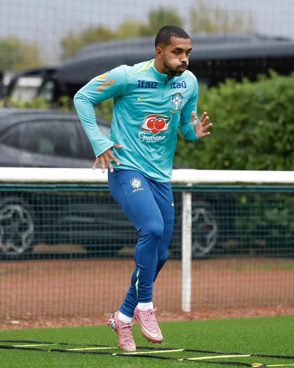 Treinador do Vasco treinando no campo.