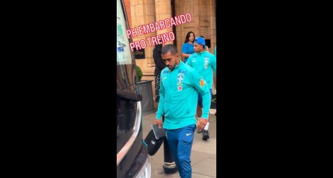 Profissional do Vasco embarcando no aeroporto.