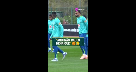 Jogadores do Vasco treinando em campo.