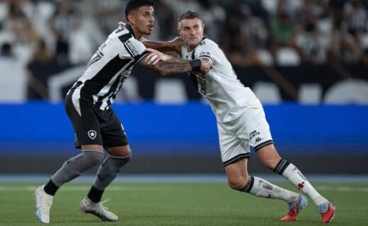 Jogadores do Vasco discutindo durante partida.