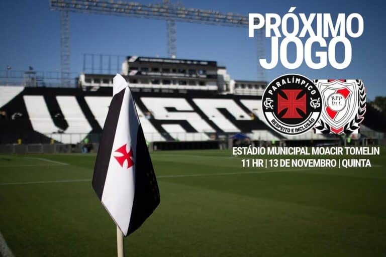 Bandeira do Vasco no estádio Moacyr do Tomin; anúncio do próximo jogo.