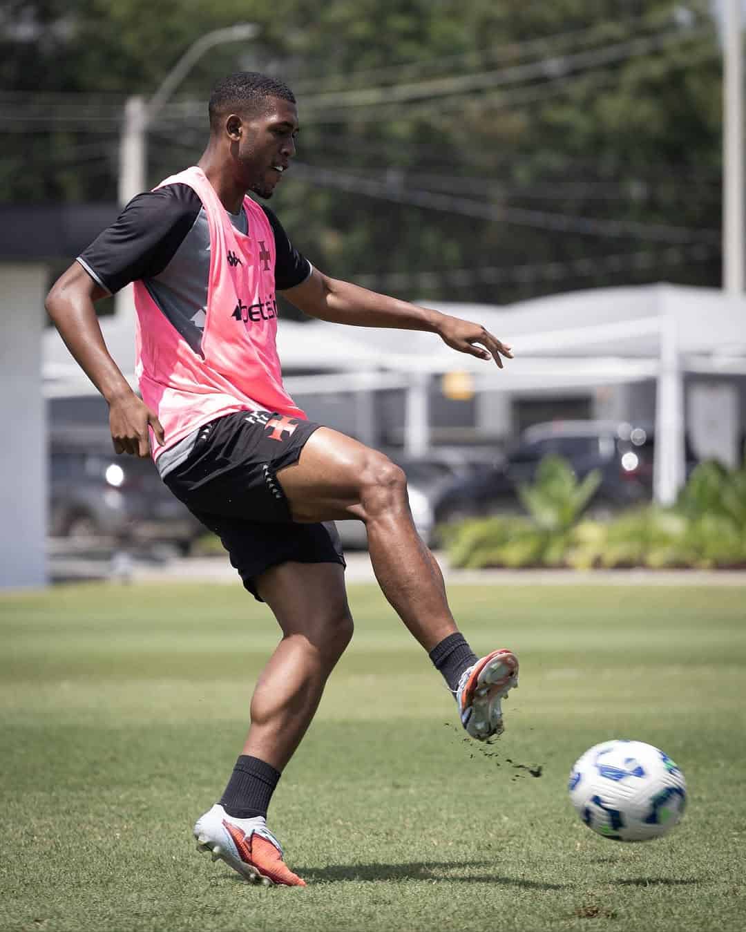 - Jogador de futebol treinando com chuteira no campo outdoor.