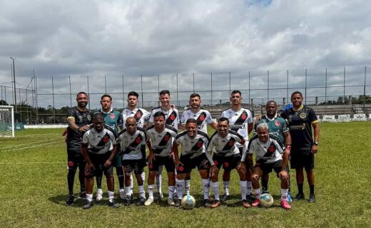 - Jogadores do Vasco em campo com equipe completa.