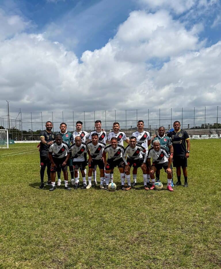 - Jogadores do Vasco em campo com equipe completa.