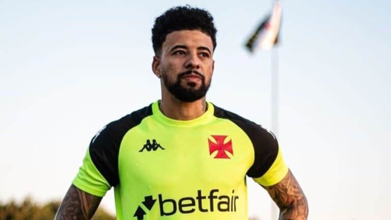 Jogador de futebol com uniforme do Vasco.