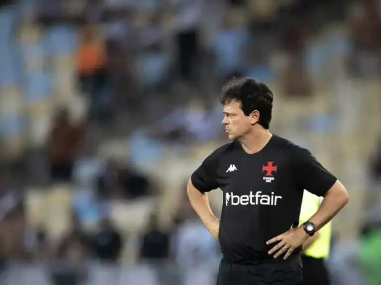 Treinador do Vasco em campo.