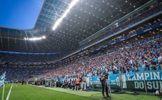 Torcida do Vasco no estádio durante jogo importante.