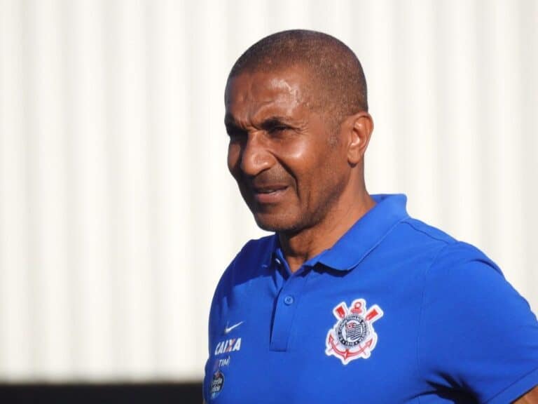 Jogador do Corinthians com uniforme azul.