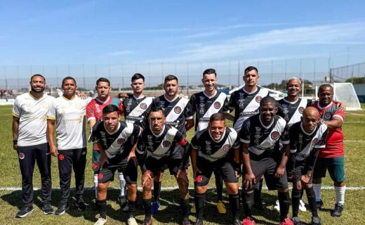 Vasco da Gama em campo com jogadores e comissão técnica.