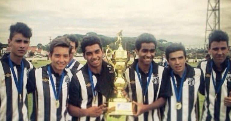 Campeões jovens com troféu e medalhas.