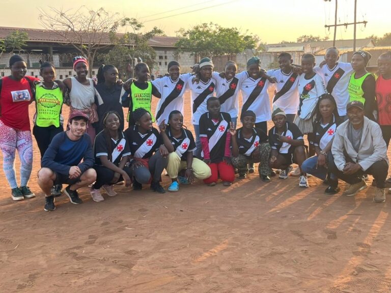 Vasco feminino com equipe e comissão técnica no campo.
