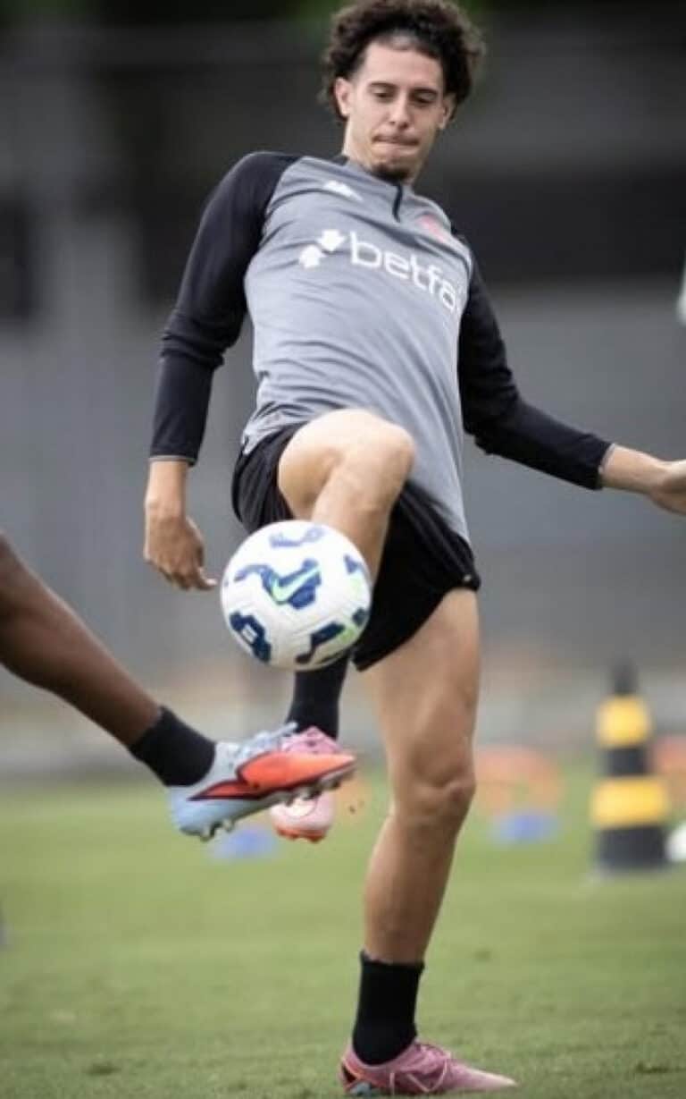 Jogador treinando com bola em campo.