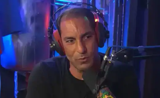 Homem com fones de ouvido e microfone aberto.