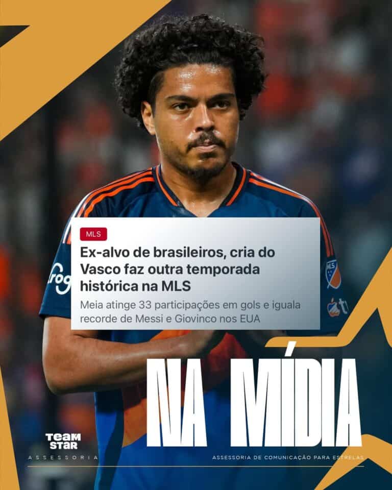 Ex-jogador do Vasco em uniforme azul com a camisa do clube.