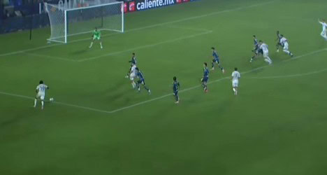 Jogadores em ação durante partida de futebol.