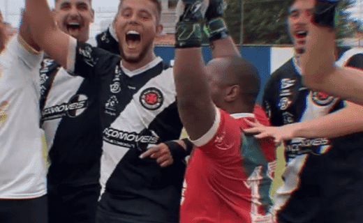 Vitória do Vasco comemorada com torcedores.