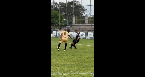 Cano sendo disputado entre jogadores de futebol.