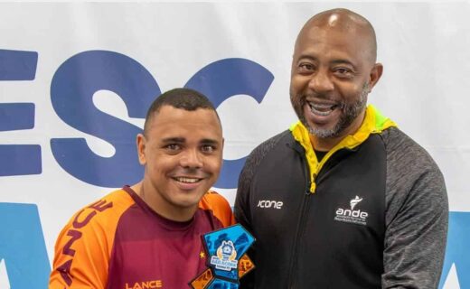 Aja como especialista em SEO de imagens. Para cada imagem do site https://www.meuvasco.com.br (título MeuVasco), gere: – ALT: frase curta (até 8 palavras), descrevendo só o que é visível na imagem (jo.