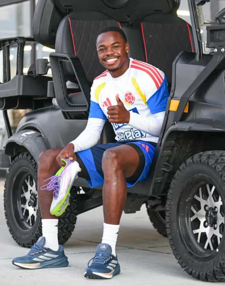 Vasco jogando bola, sorriso e incentivo.
