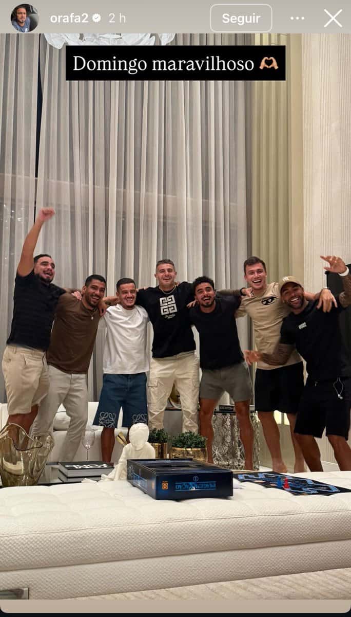 Amigos celebrando juntos em ambiente elegante.