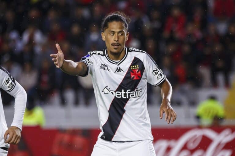 Jogador do Vasco comemorando gol em campo.