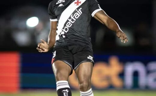 Jogador do Vasco em movimento com bola nos pés.