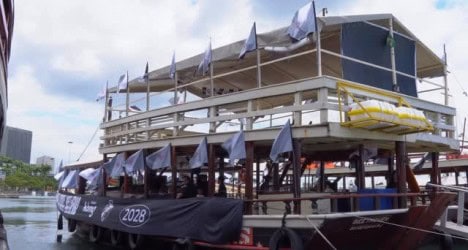 Barco de torcida do Vasco na água.
