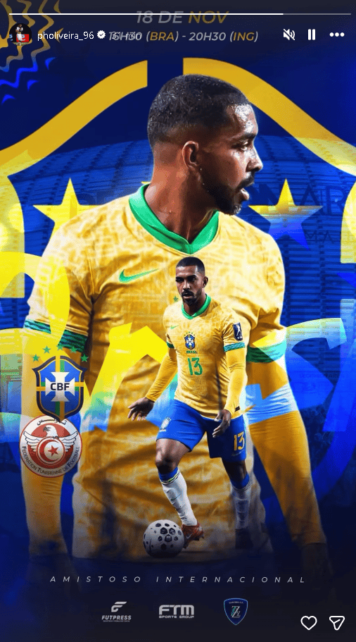 Seleção brasileira de futebol em uniforme amarelo e azul com bola de futebol.