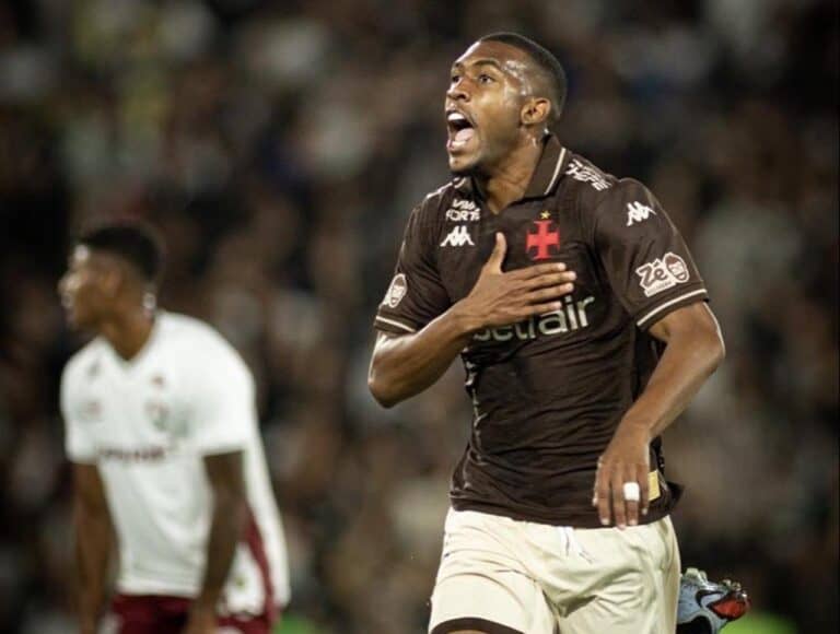 Jogador Vasco comemorando gol com dedicação.