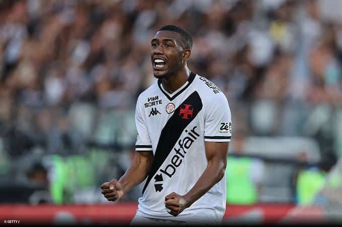 Jogador do Vasco comemorando gol em campo.