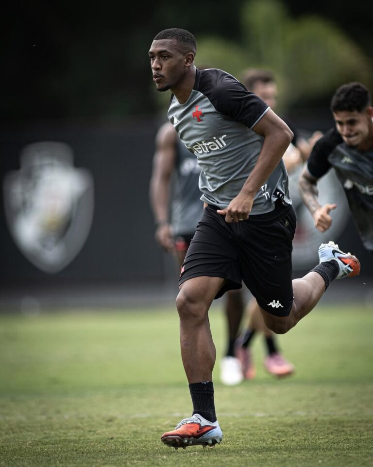 Jogador do Vasco treinando em campo ao ar livre.