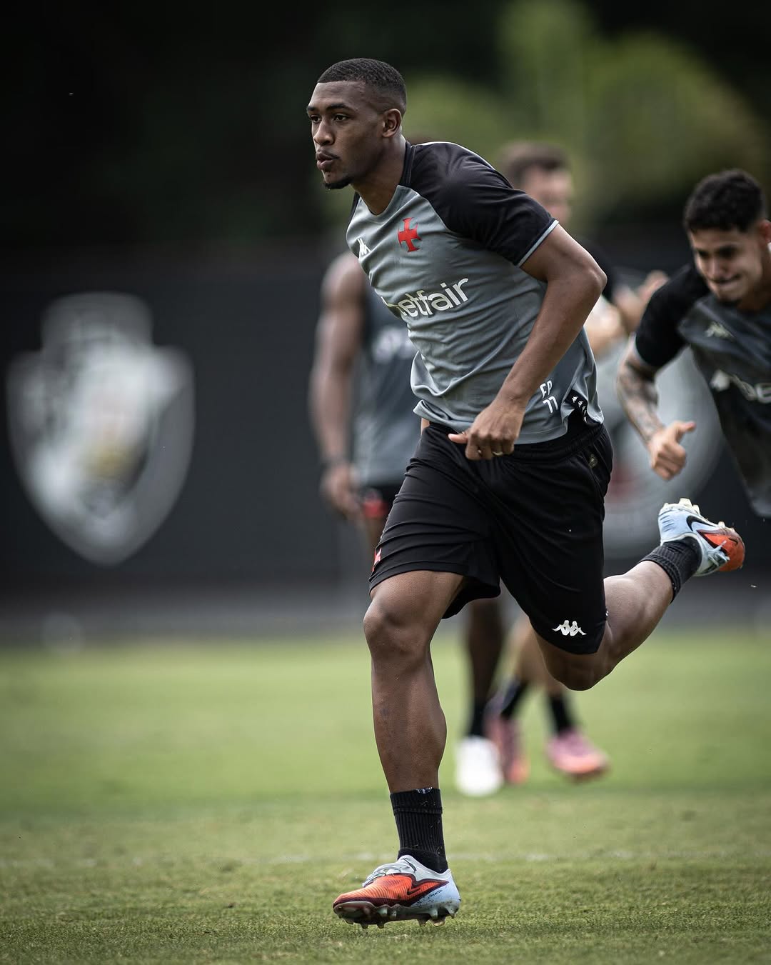 Jogador do Vasco treinando em campo ao ar livre.