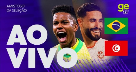 Atacante comemorando gol com expressão de alegria.