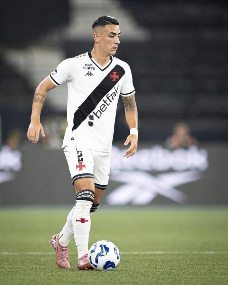 - Jogador do Vasco em campo com bola.