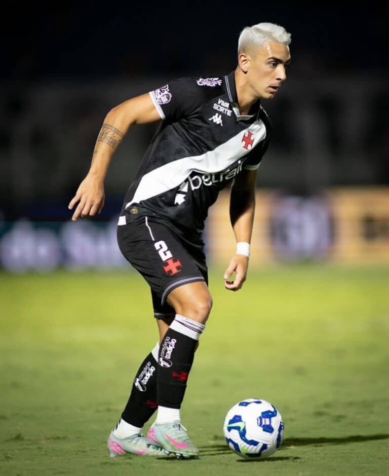 Jogador do Vasco em ação durante partida de futebol.