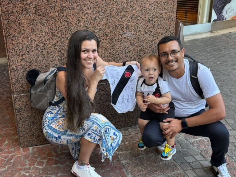 Vascaísta segurando camisa autografada.