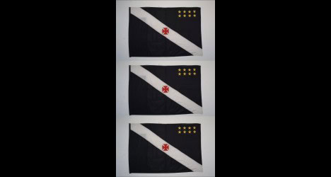 Bandeira do Vasco da Gama, preto e branco com cruz vermelha.