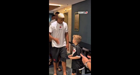 Jogador de futebol com criança no hotel.